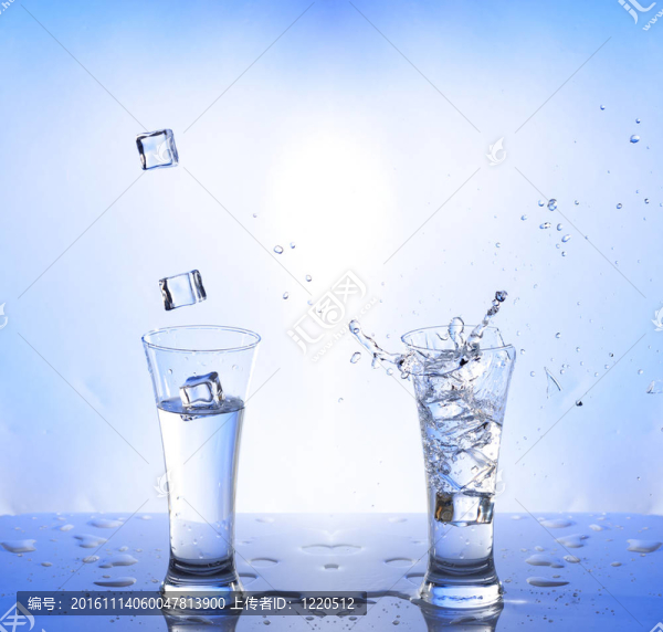 在玻璃水濺；白藍色的背景