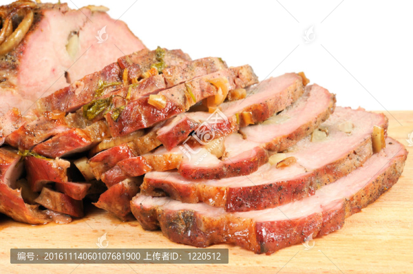 木板上的烤豬肉