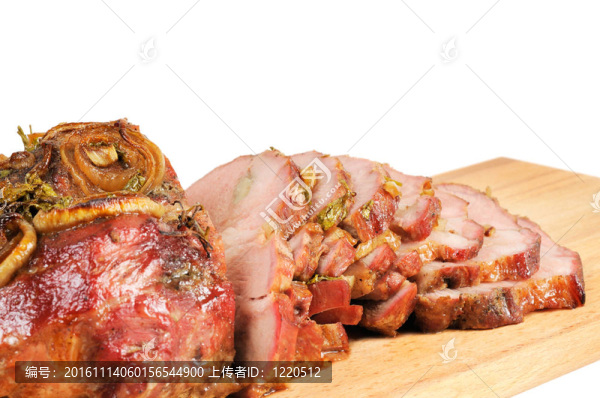木板上的烤豬肉