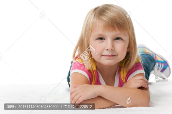 漂亮的體貼的小女孩