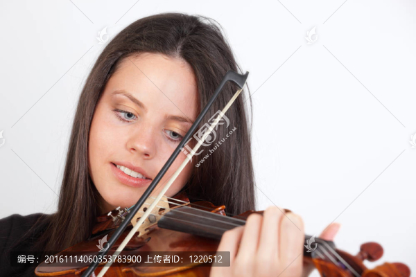 拉小提琴的女孩的肖像