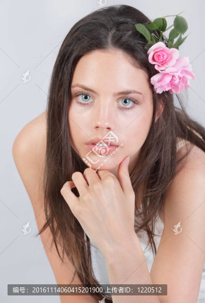 在她的頭發(fā)上的女孩的肖像