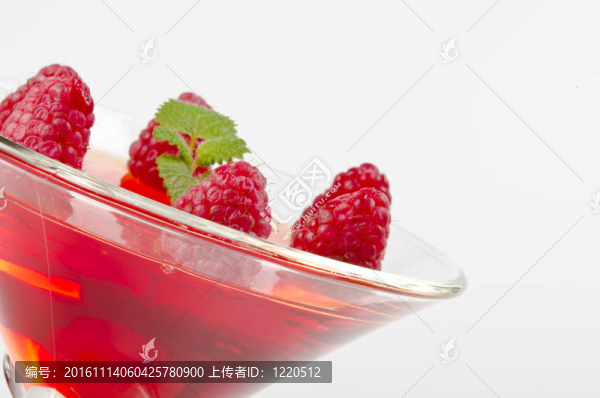 果凍在玻璃碗新鮮的覆盆子