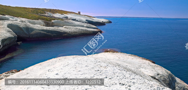 白色粉筆峭壁侵蝕海岸線