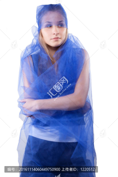 美麗的女人包裹在藍色的薄紗