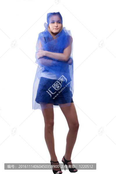 美麗的女人包裹在藍(lán)色的薄紗