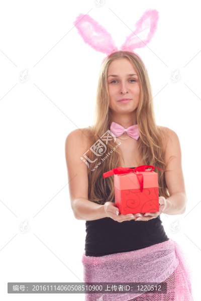 一個(gè)打扮成兔子的女孩