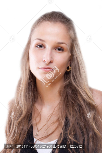 一個(gè)長頭發(fā)的漂亮女孩的肖像