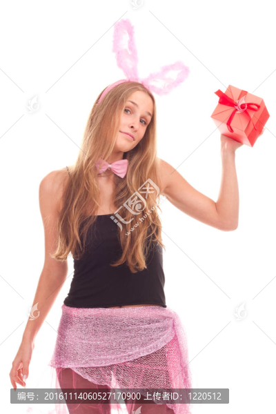 一個打扮成兔子的女孩