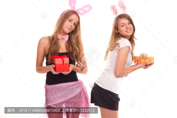 兩個(gè)女孩打扮成兔子的禮物