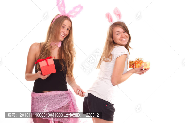 兩個(gè)女孩打扮成兔子的禮物