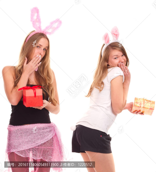 兩個女孩打扮成兔子的禮物