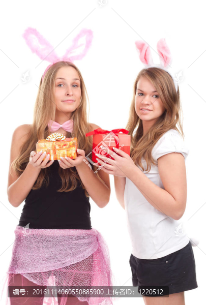 兩個女孩打扮成兔子的禮物