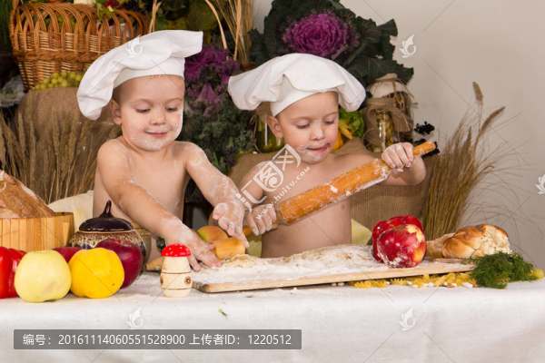 孩子們打扮成廚師做飯