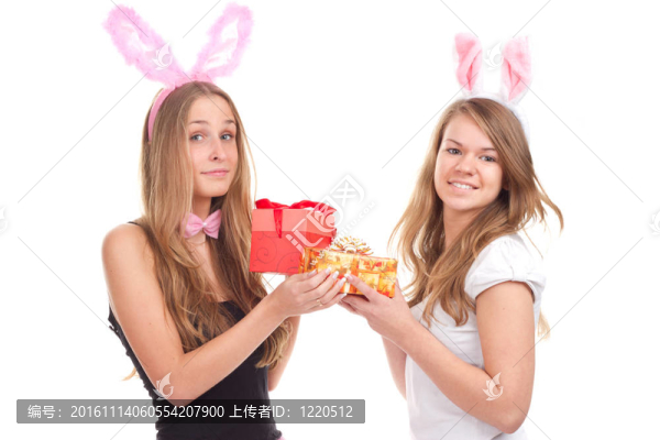 兩個女孩打扮成兔子的禮物