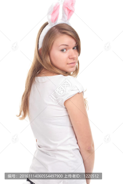 女孩裝扮成兔子，手里拿著圣誕樹