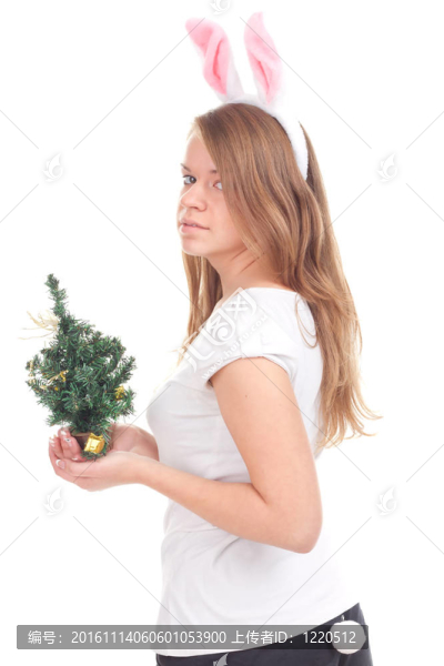 女孩裝扮成兔子，手里拿著圣誕樹