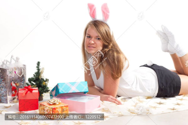 躺在圣誕禮物旁邊的女孩