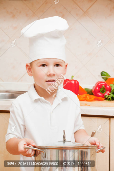 廚房里的小男孩幫忙做晚飯