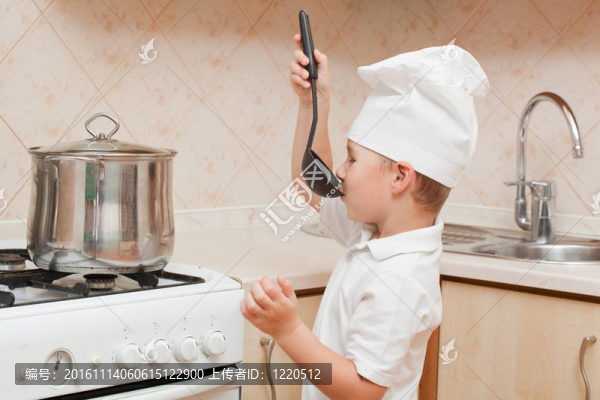 廚房里的小男孩幫忙做晚飯