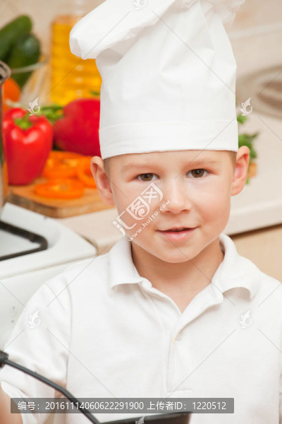 廚房里的小男孩幫忙做晚飯