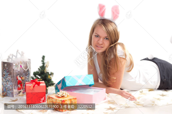 躺在圣誕禮物旁邊的女孩