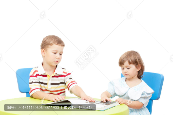 男孩和女孩在桌子后面看書與圖片