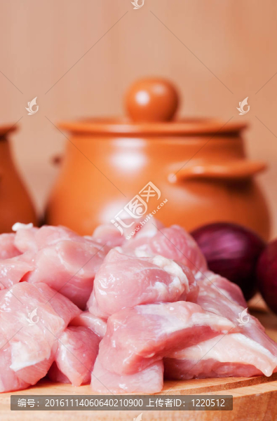 切肉和蔬菜；準(zhǔn)備在鍋里壓制。