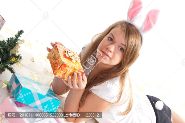 躺在圣誕禮物旁邊的女孩