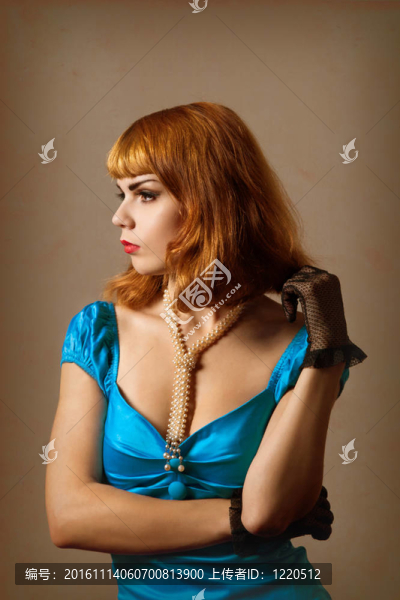 美麗的復古女人穿著藍色裙子