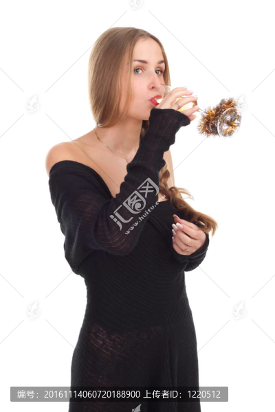 女孩用一杯酒慶祝圣誕節(jié)