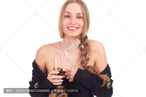 女孩用一杯酒慶祝圣誕節(jié)