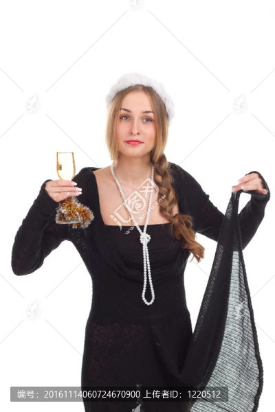 女孩用一杯酒慶祝圣誕節(jié)