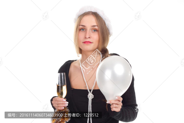 女孩用一杯酒慶祝圣誕節(jié)