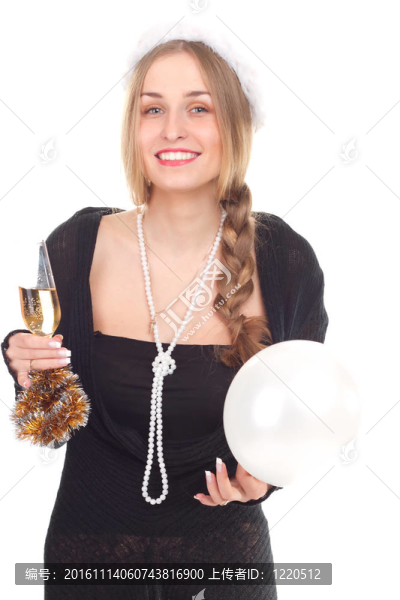 女孩用一杯酒慶祝圣誕節(jié)