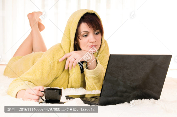 帶筆記本電腦和杯子的女人