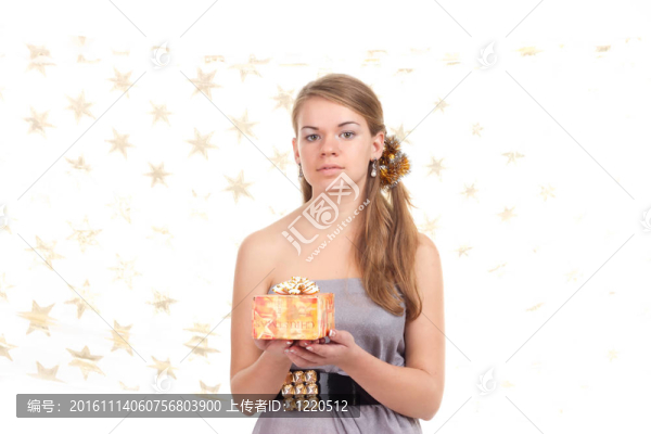 女孩用手中的禮物慶祝圣誕節(jié)