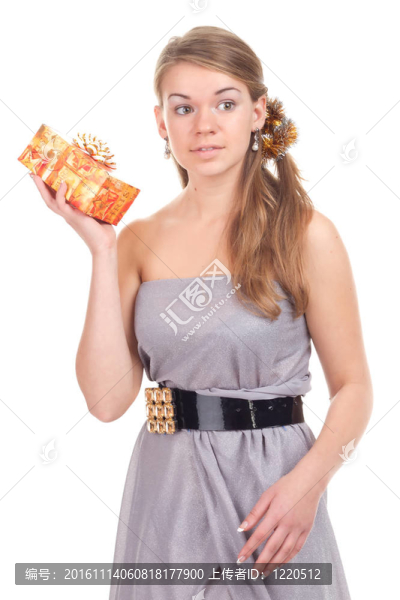 女孩用手中的禮物慶祝圣誕節(jié)