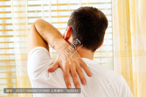 背部疼痛的人