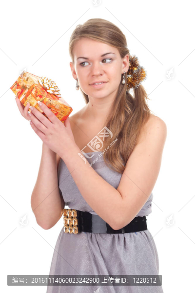 女孩用手中的禮物慶祝圣誕節(jié)