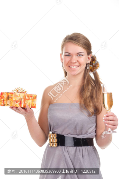 女孩用手中的禮物慶祝圣誕節(jié)