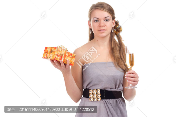 女孩用手中的禮物慶祝圣誕節(jié)