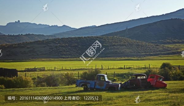 舊的破舊的農(nóng)用車