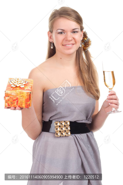 女孩用手中的禮物慶祝圣誕節(jié)