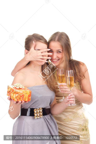 兩個女孩用手拿禮物和眼鏡慶祝圣誕節(jié)