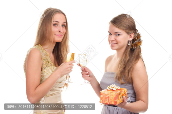 兩個(gè)女孩用手拿禮物和眼鏡慶祝圣誕節(jié)
