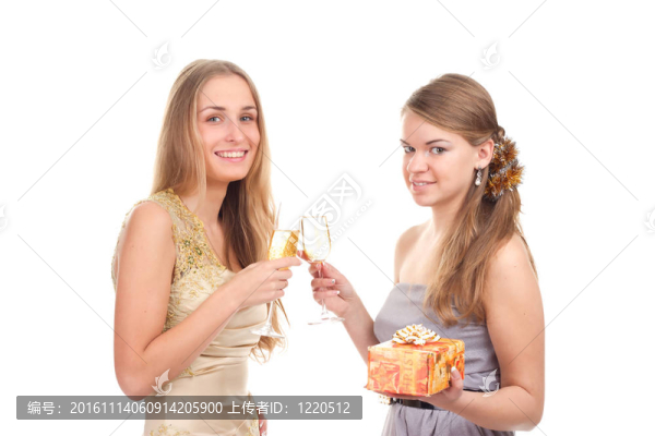 兩個女孩用手拿禮物和眼鏡慶祝圣誕節(jié)