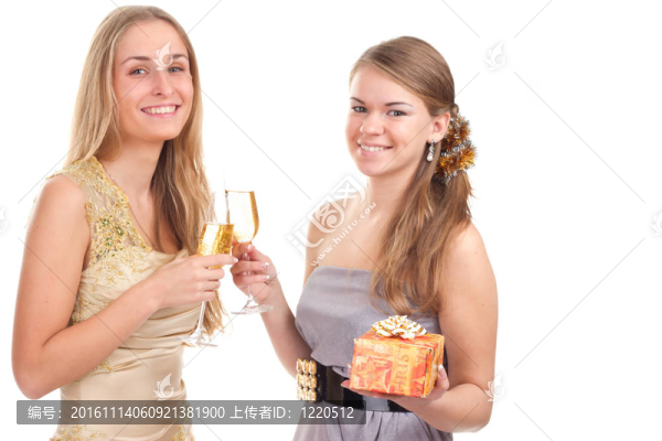 兩個(gè)女孩用手拿禮物和眼鏡慶祝圣誕節(jié)