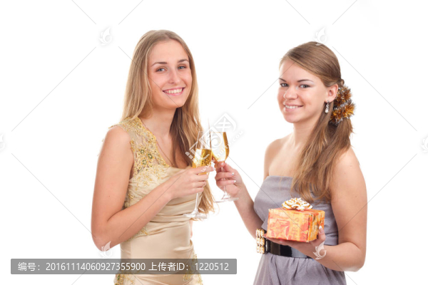 兩個(gè)女孩用手拿禮物和眼鏡慶祝圣誕節(jié)