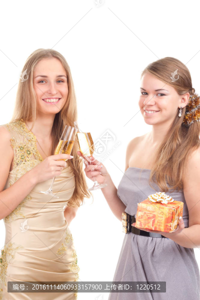 兩個(gè)女孩用手拿禮物和眼鏡慶祝圣誕節(jié)